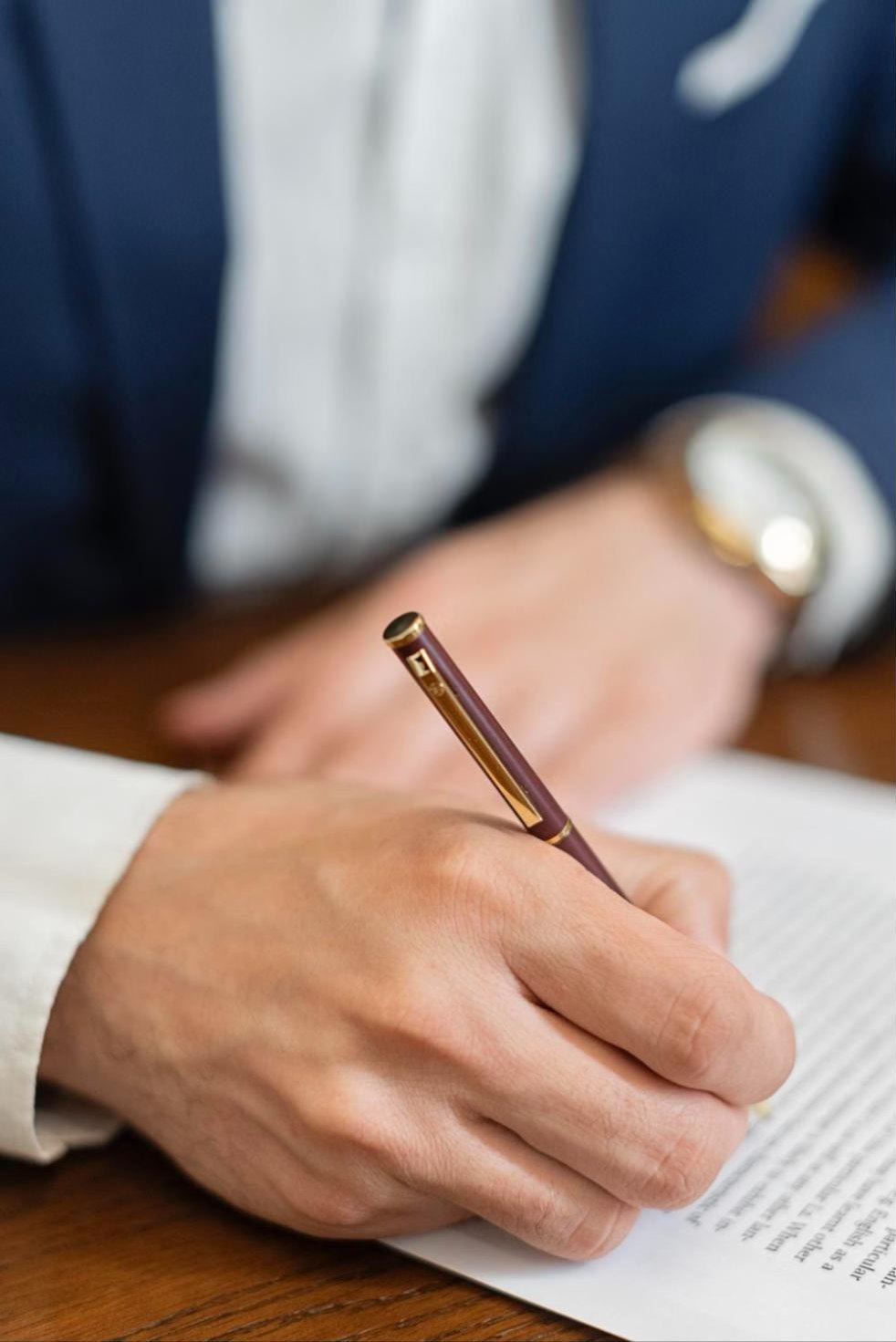 Tay ký văn bản bằng bút máy